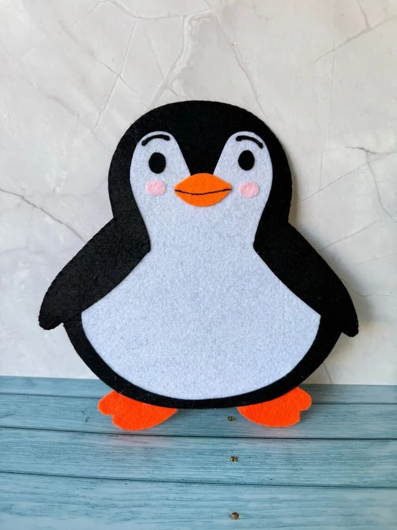 Marioneta de pingüino de fieltro hecha a mano